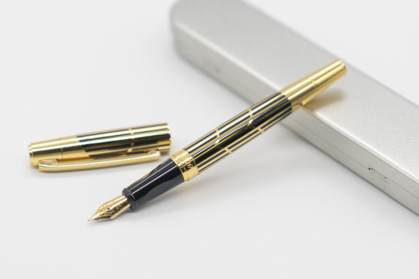 Gold and Black Fountain Pen - Vintage Metal Calligraphy Refillable for Office and Gifts