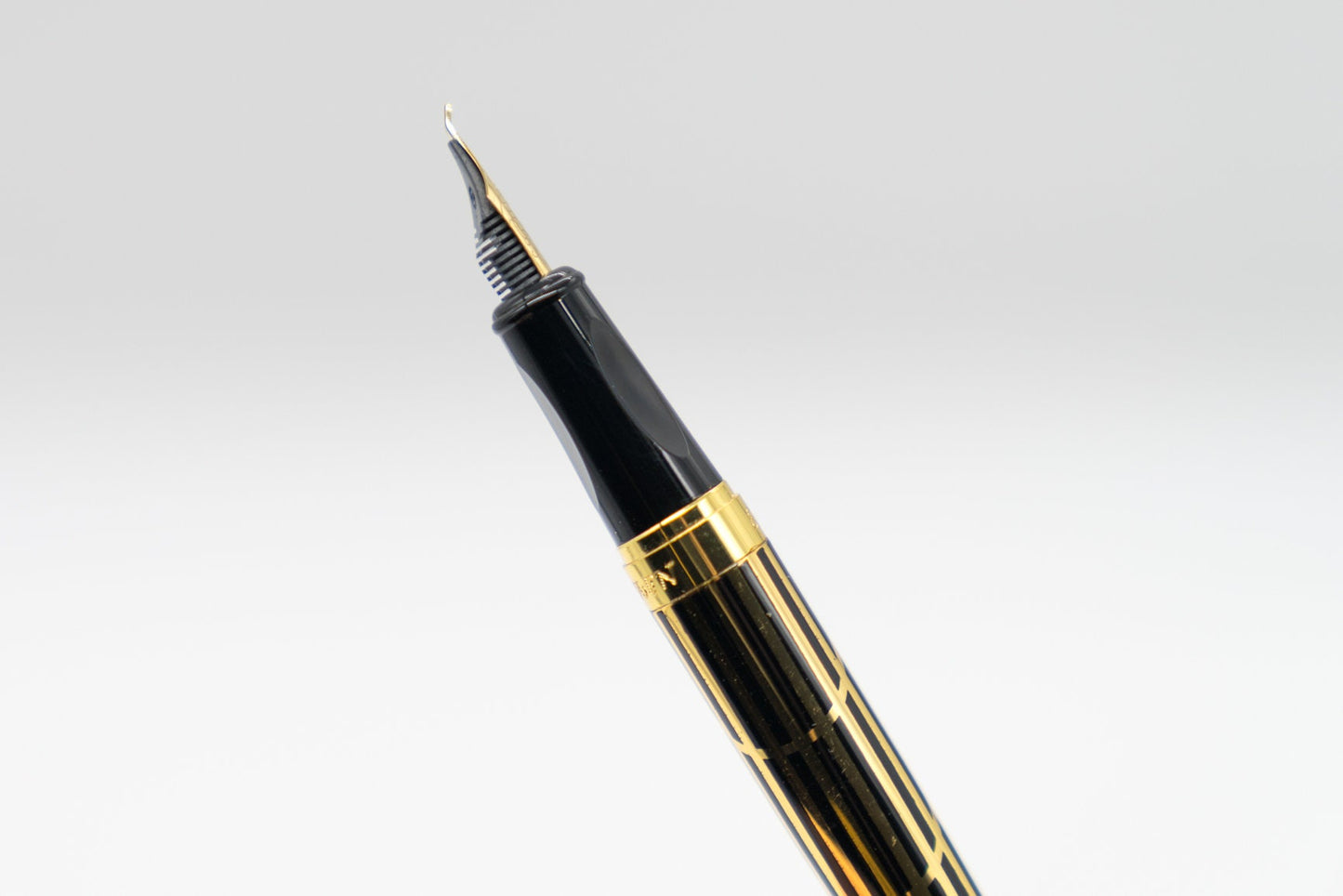 Gold and Black Fountain Pen - Vintage Metal Calligraphy Refillable for Office and Gifts