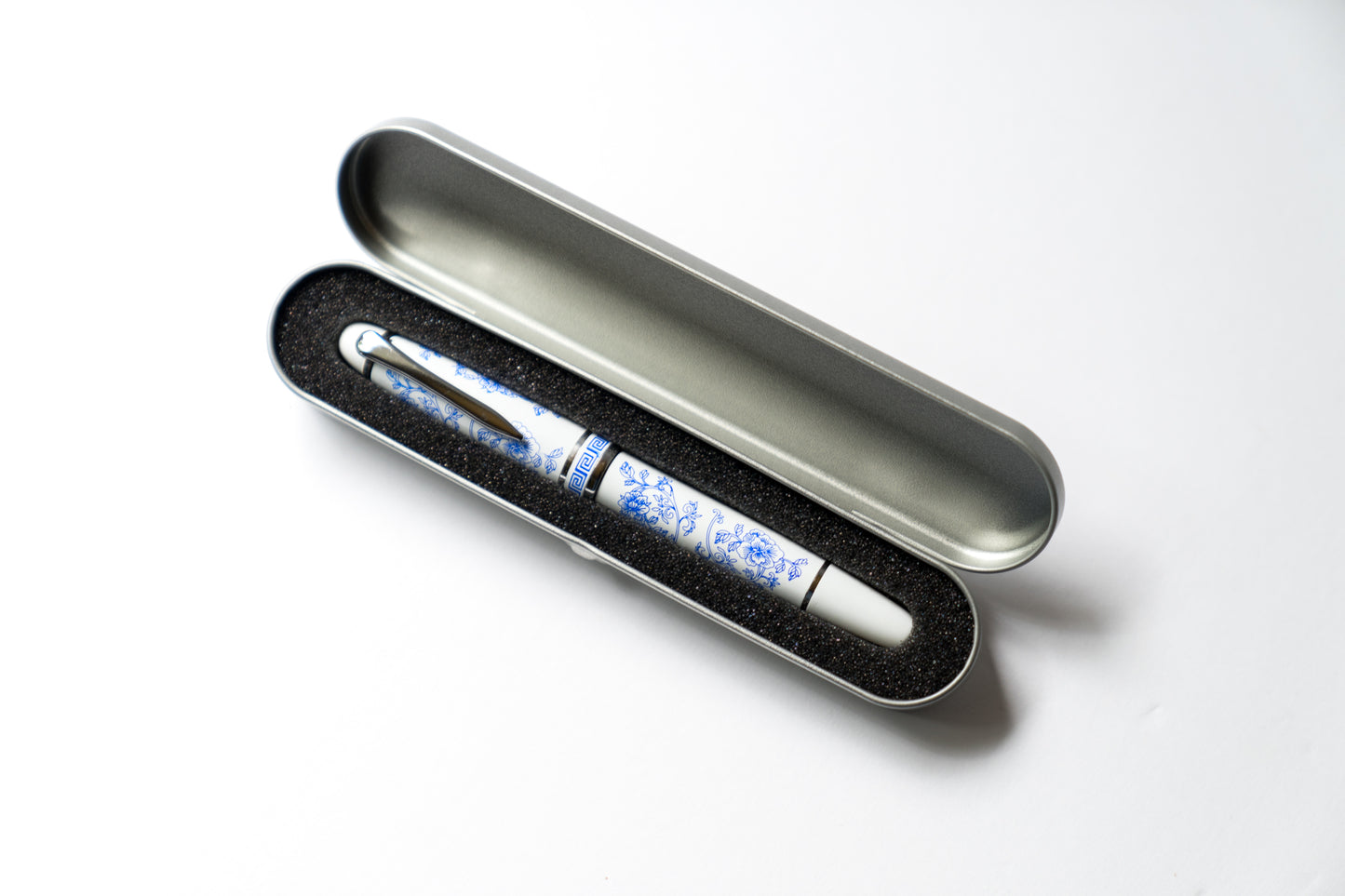 Floral Blue & White Ceramic Style Fountain Pen - Blue Beauty
