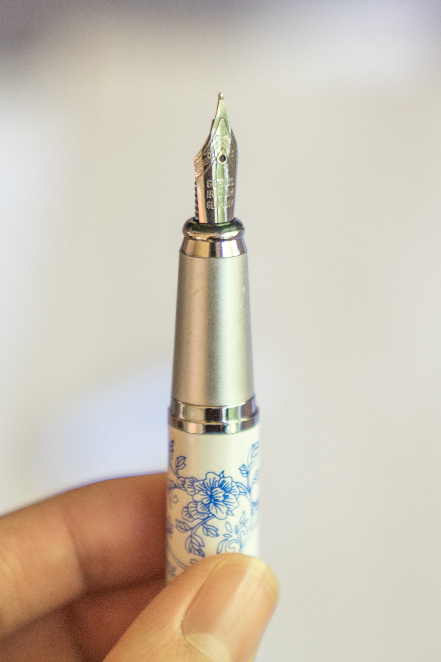 Floral Blue & White Ceramic Style Fountain Pen - Blue Beauty