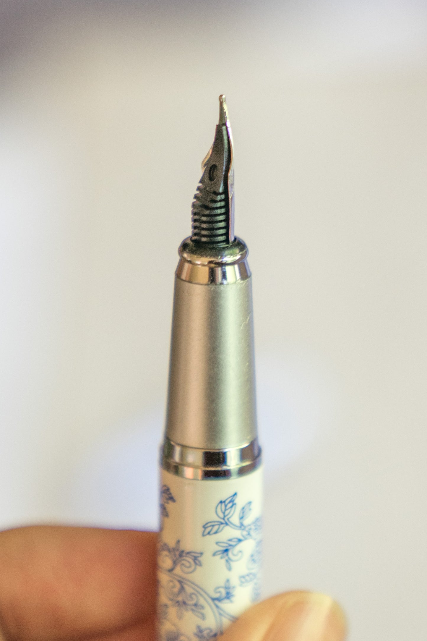 Floral Blue & White Ceramic Style Fountain Pen - Blue Beauty